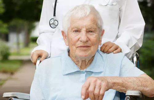 老年人脸色苍白发青怎么回事,卧床老人鼻尖开始发青怎么回事