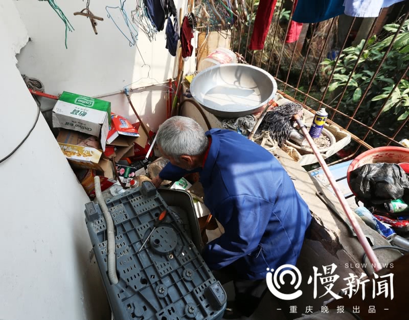 拾荒校长捐衣服,88岁校长捐赠百万助学