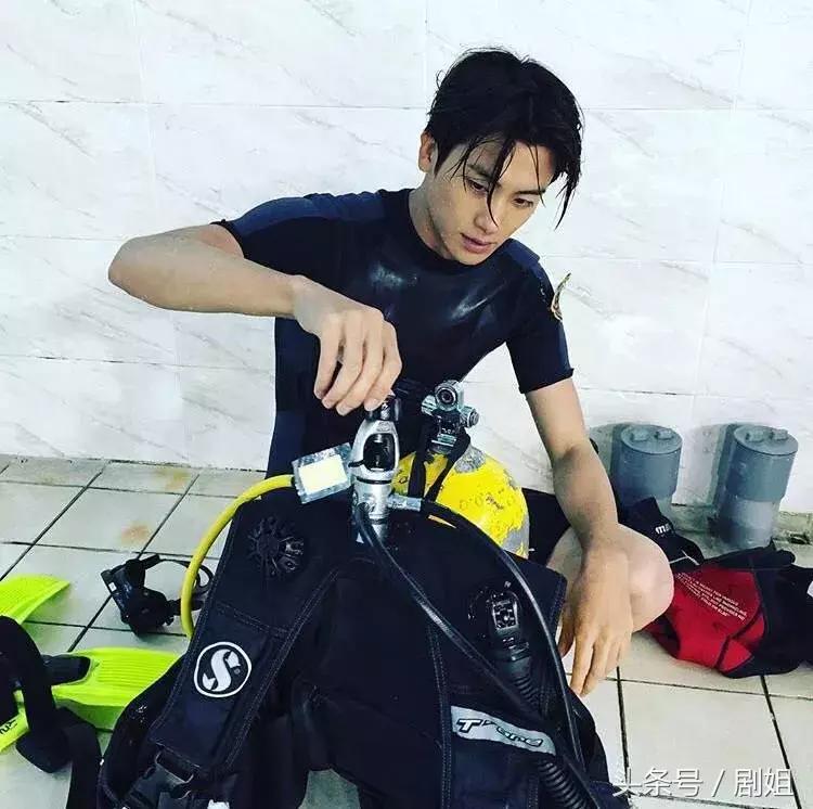 如今27岁却沦落成三线演员,18线演员能变成一线演员吗