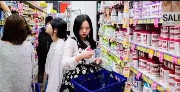 温哥华多家超市歧视华人，竟给奶粉“上锁”写中文提示！我想骂人