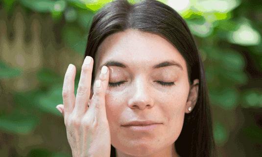 眼袋黑眼圈脂肪粒的消除方法,眼袋黑眼圈最有效的去除方法17岁