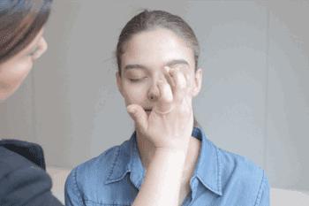 眼袋黑眼圈脂肪粒的消除方法,眼袋黑眼圈最有效的去除方法17岁