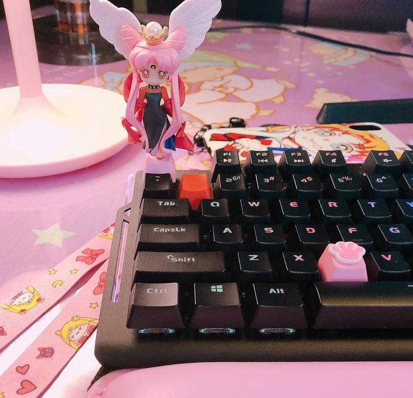 林俊杰晒空投键盘,但是这个萝莉主播的美少女战士键盘,更抢眼