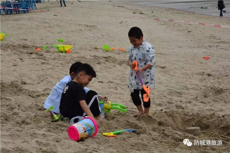人真多！要挤爆金滩了，防城港再一次嗨翻了！