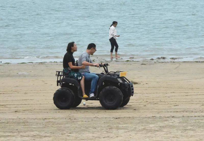 人真多！要挤爆金滩了，防城港再一次嗨翻了！