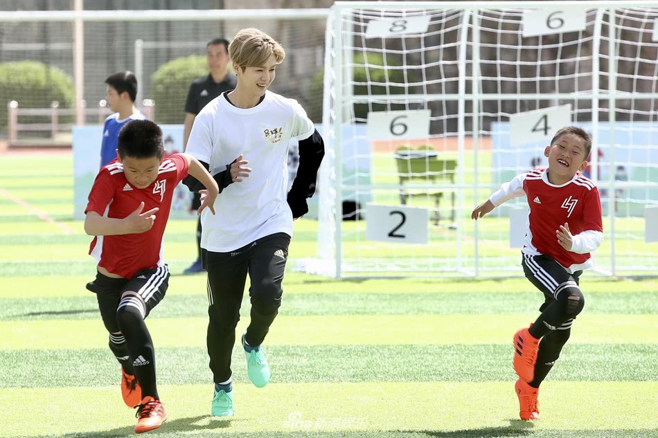 鹿晗重回曼联是踢足球吗,鹿晗英超足球赛