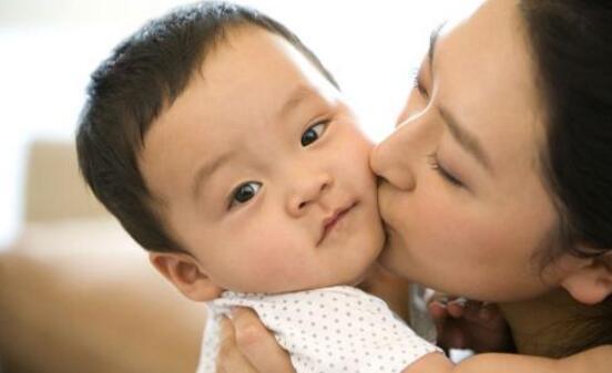 宝宝出现湿疹的原因和护理措施,宝宝容易长湿疹妈妈应该注意什么