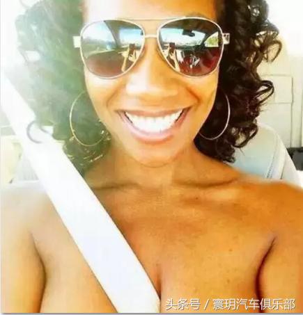 女生怎么系安全带不勒脖,安全胸带的正确系法步骤