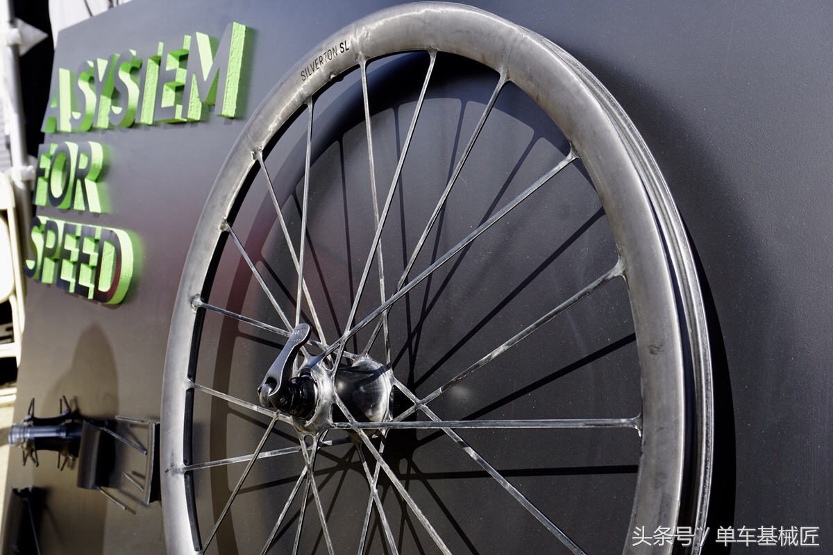 很粗的辐条公路车碳纤维轮组,一体轮和辐条轮山地车