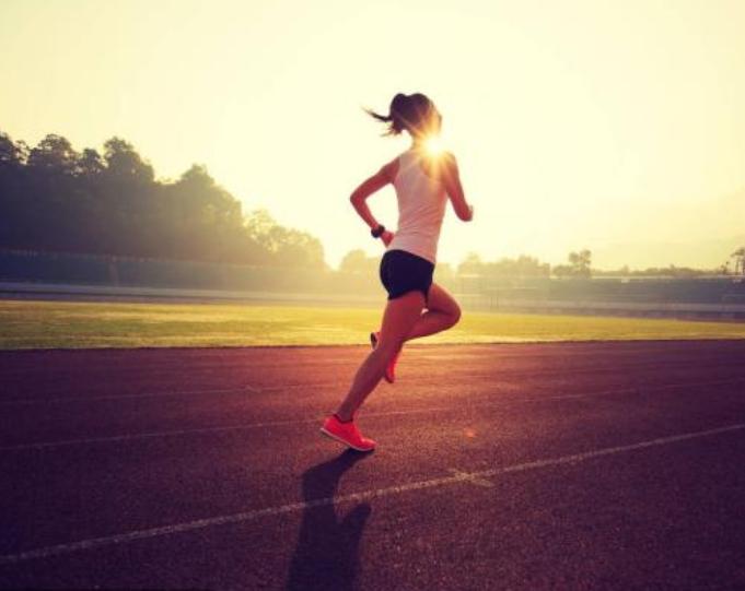 跑步上半身晃动大如何解决,跑步时感觉震动怎么办