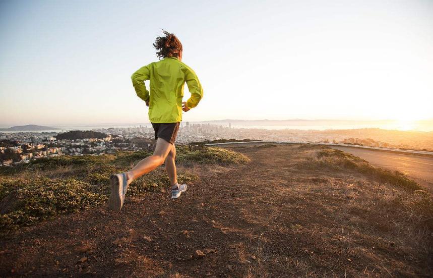 跑步上半身晃动大如何解决,跑步时感觉震动怎么办