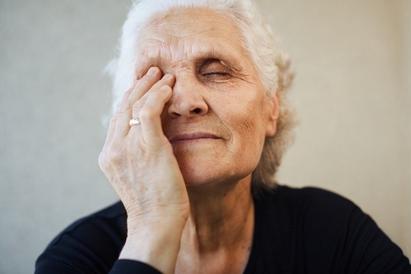 眼前有很多黑点是飞蚊症吗,眼睛里有飞蚊症和白点怎么回事