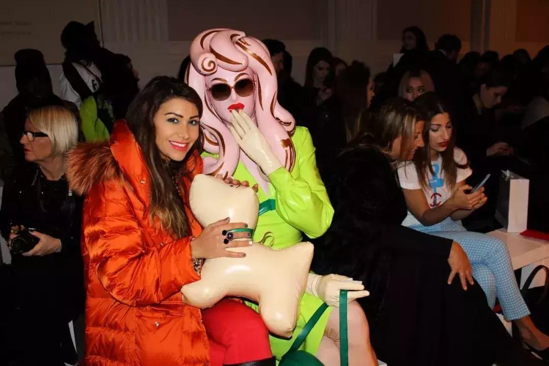 世界最大牌*气娃充**娃，走到哪儿都会引起骚动……