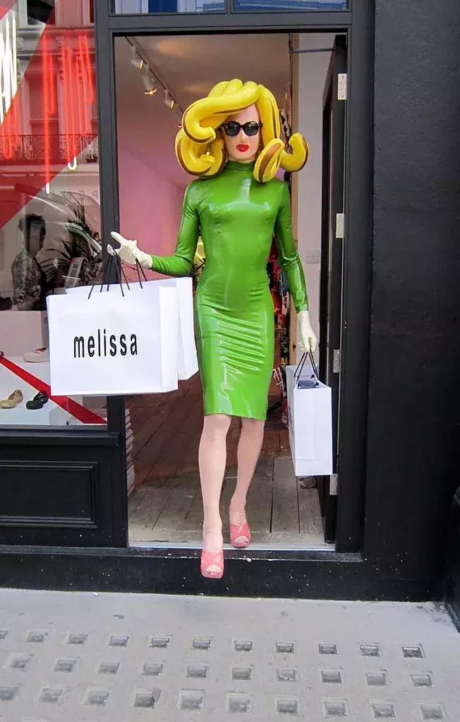 世界最大牌*气娃充**娃，走到哪儿都会引起骚动……