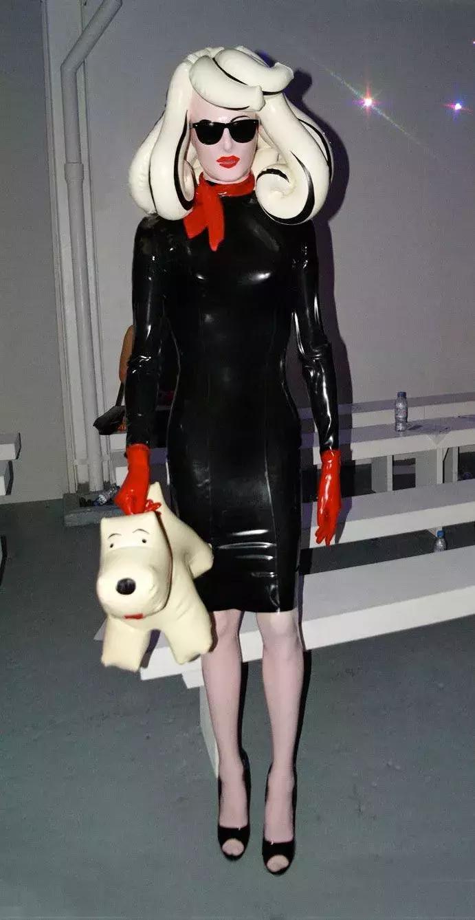 世界最大牌*气娃充**娃，走到哪儿都会引起骚动……