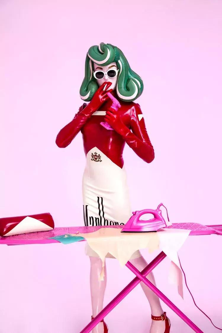 世界最大牌*气娃充**娃，走到哪儿都会引起骚动……