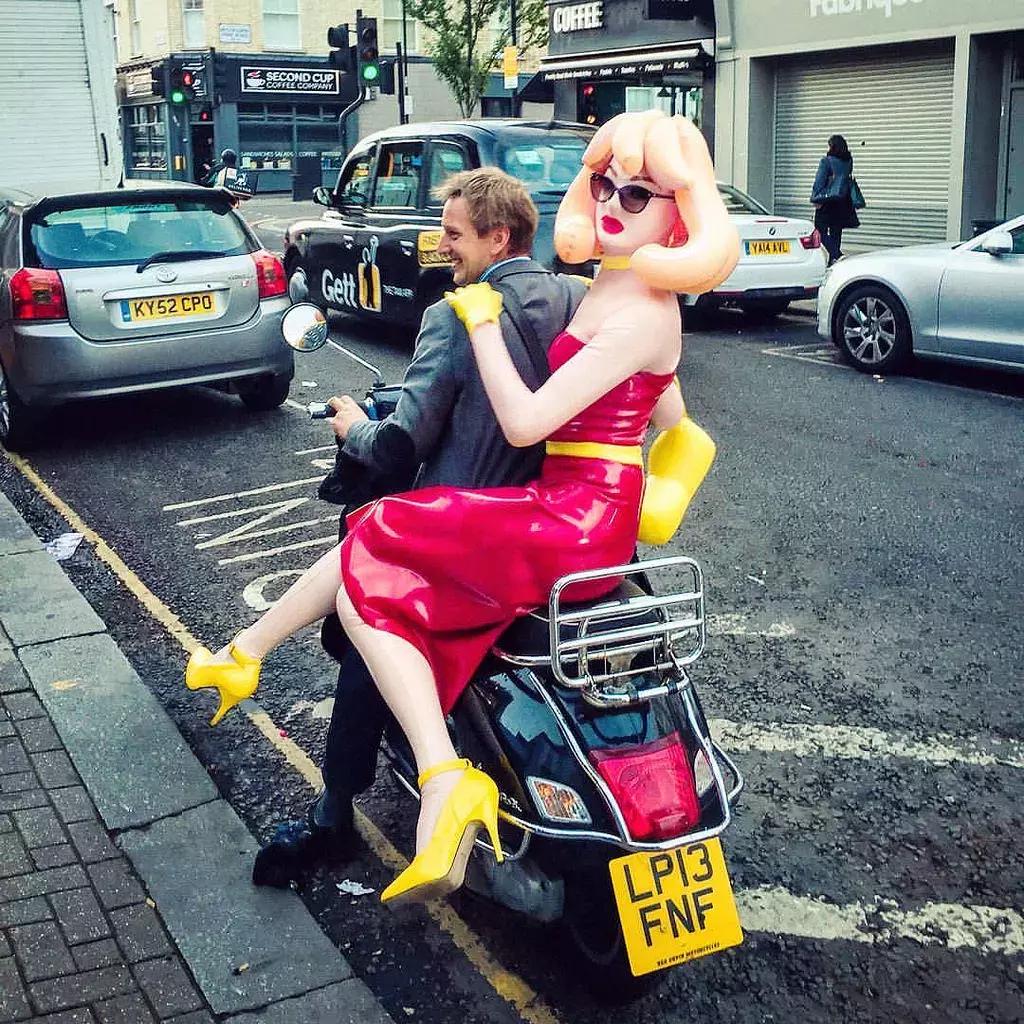 世界最大牌*气娃充**娃，走到哪儿都会引起骚动……