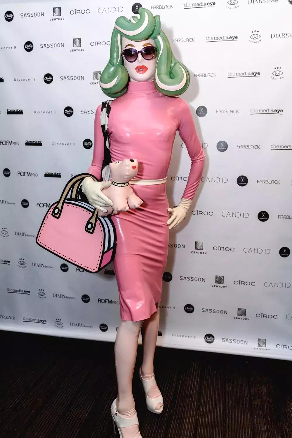 世界最大牌*气娃充**娃，走到哪儿都会引起骚动……