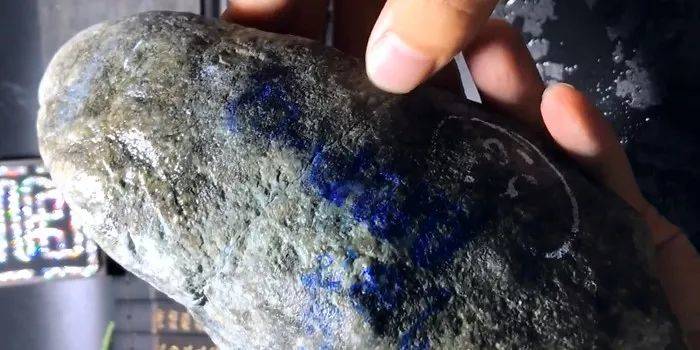 翡翠原石皮壳紧密,翡翠原石应该如何辨别皮壳