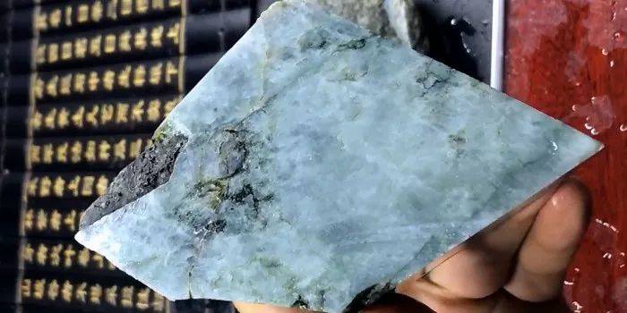 翡翠原石皮壳紧密,翡翠原石应该如何辨别皮壳