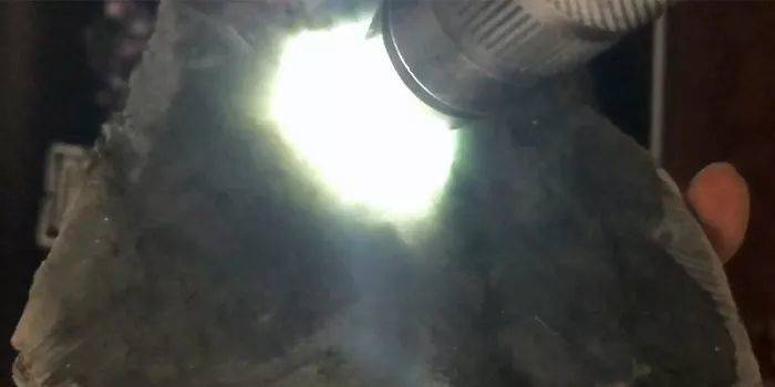 翡翠原石皮壳紧密,翡翠原石应该如何辨别皮壳