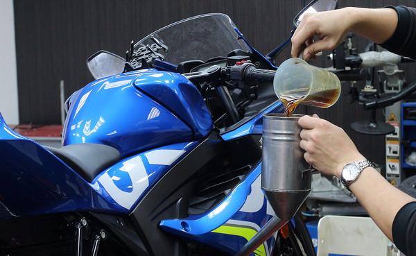 幼狮500摩托车保养用什么机油,钱江赛600摩托车保养要多少机油