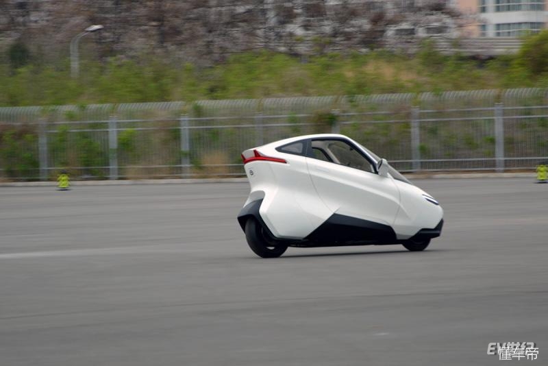 体验感极强的电动车,现代感很强的两轮电动车