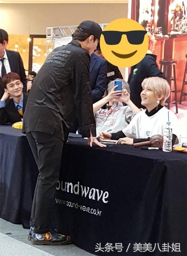 exo三巡张艺兴朴灿烈粉色西装,吴世勋朴灿烈泰国接机