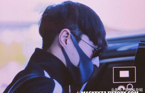 exo三巡张艺兴朴灿烈粉色西装,吴世勋朴灿烈泰国接机