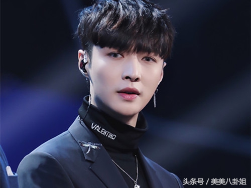 exo三巡张艺兴朴灿烈粉色西装,吴世勋朴灿烈泰国接机