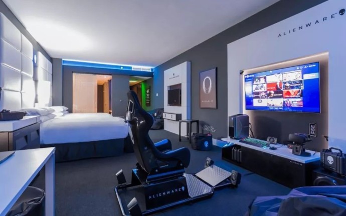 游戏晚报丨2200元一晚的电竞网吧什么样?吃鸡惊现“无人战车”挂