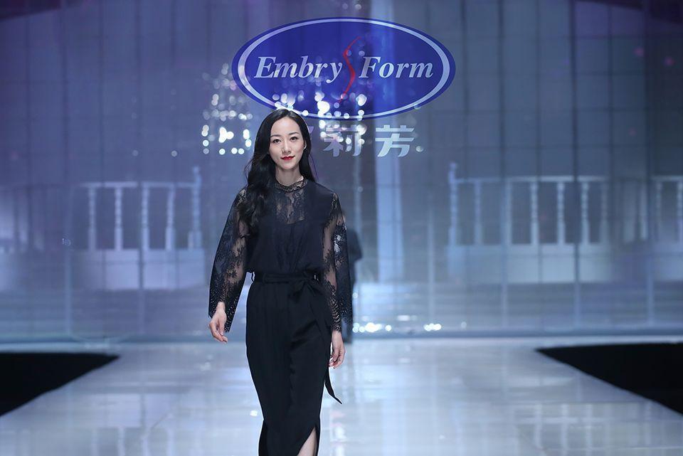 想在夏天变美的女生，快跟着女神韩雪和肯豆挑选好看的内衣