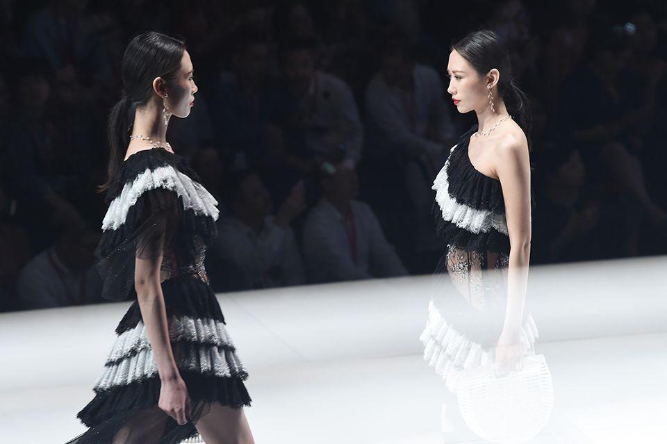 想在夏天变美的女生，快跟着女神韩雪和肯豆挑选好看的内衣