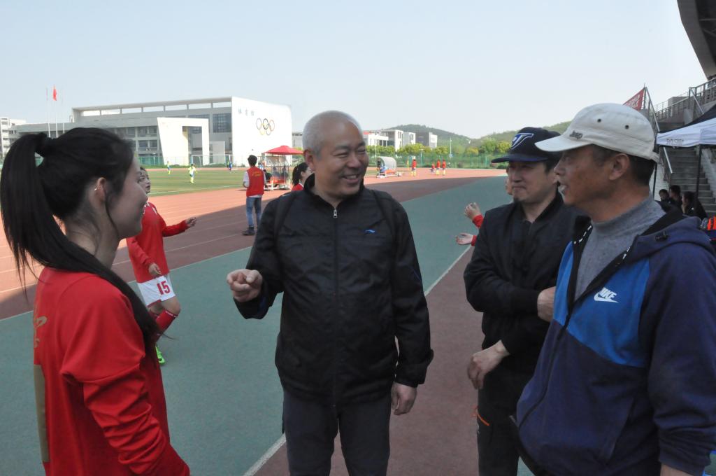 江南大学羽毛球赛冠军,江南学校女子篮球队夺冠