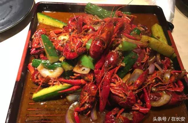 吃小龙虾一口一个好吃的,西安一生必吃的小龙虾