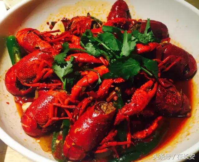 吃小龙虾一口一个好吃的,西安一生必吃的小龙虾