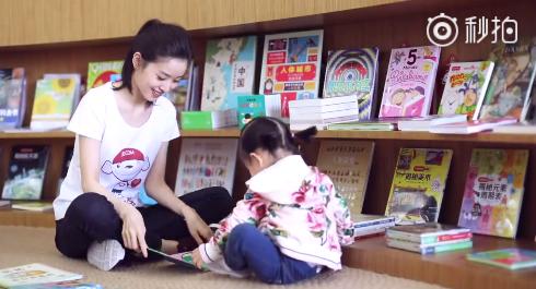 “奶茶妹妹”首次更新微博晒出和女儿视频，网友：终于记起密码了