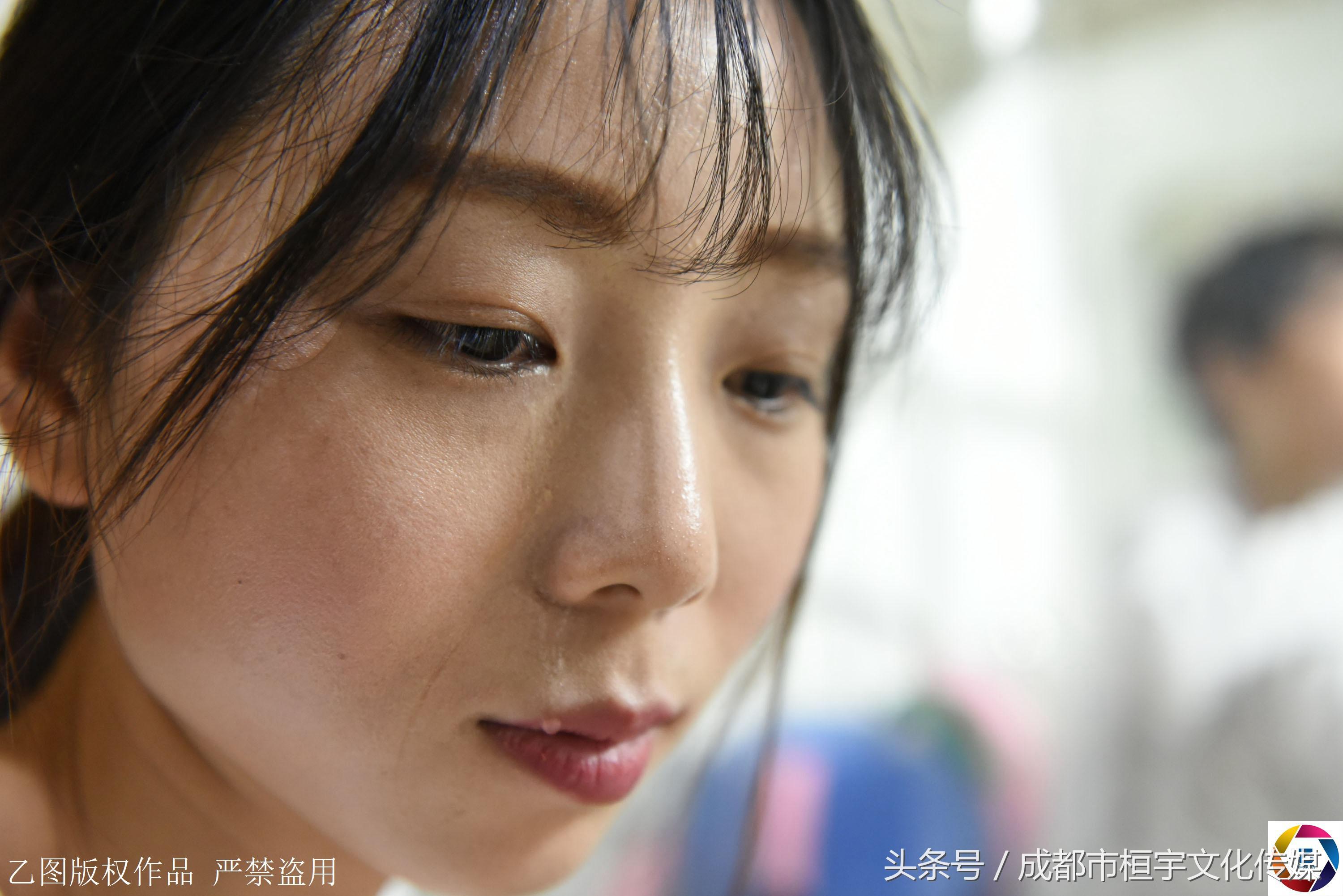 7岁男童每天放学采茶挣钱给哥哥治病，一天仅卖3元钱