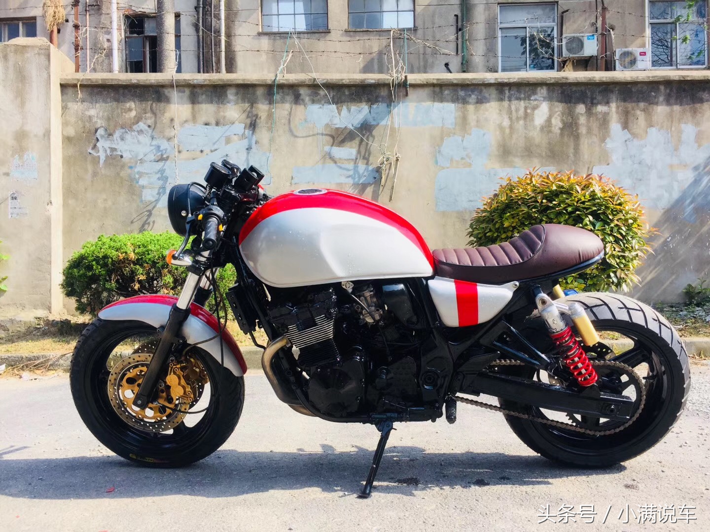 最帅复古摩托车街头回头率百分百,天气越来越热骑三轮车