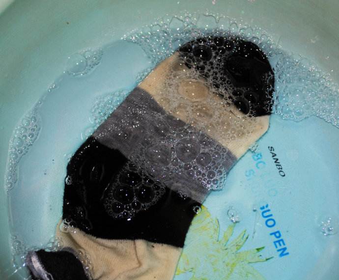 怎么改善白袜子穿一天就变黄了,袜子穿完发黄样子照片