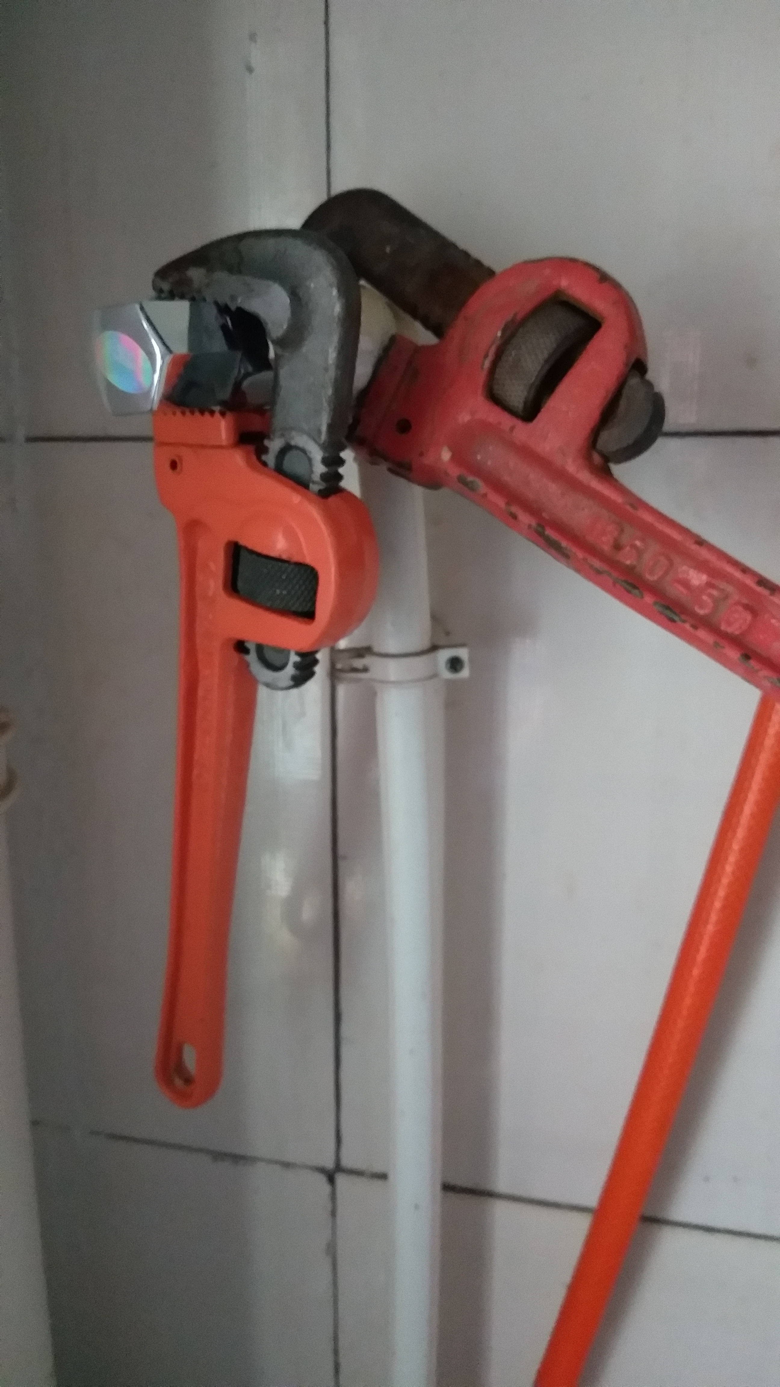 厨房水阀漏水会漏楼下吗,厨房水龙头漏水是不是漏财