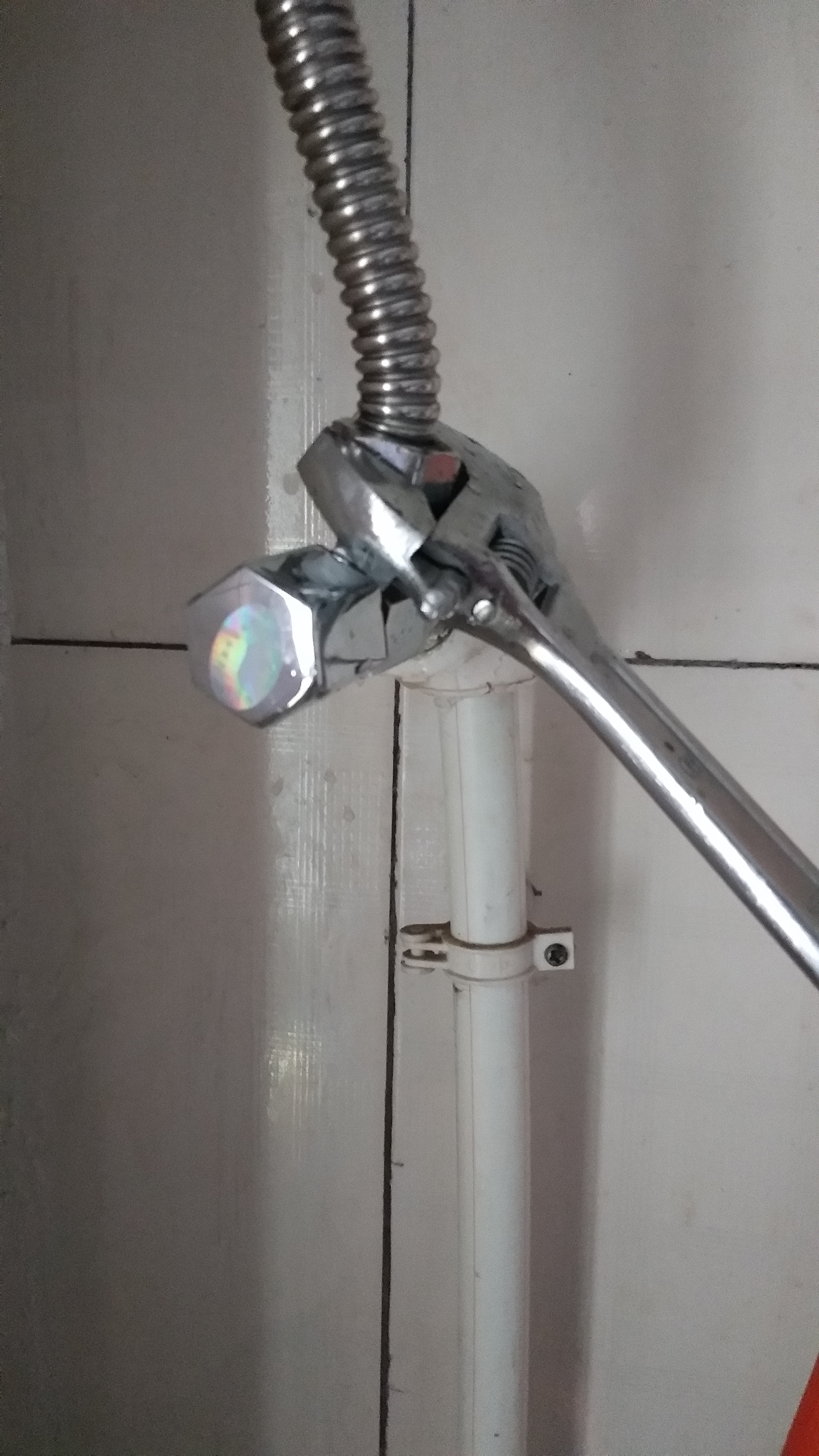 厨房水阀漏水会漏楼下吗,厨房水龙头漏水是不是漏财