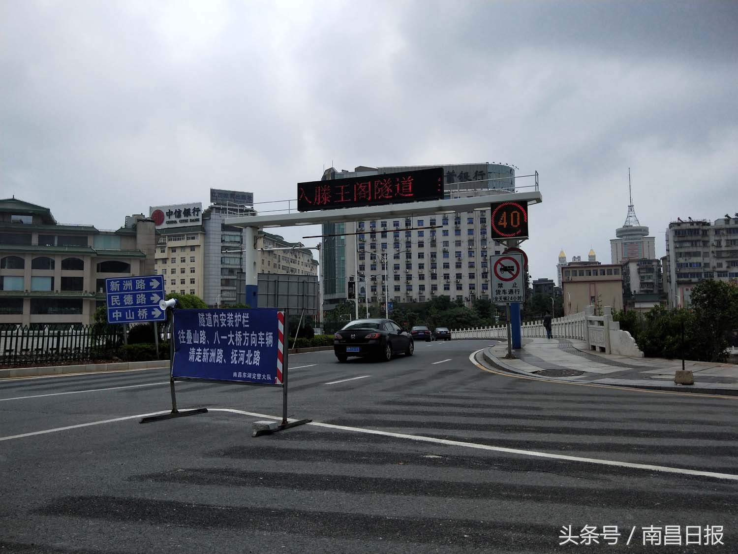 滕王阁隧道内加装护栏挡道,怎么走看这里