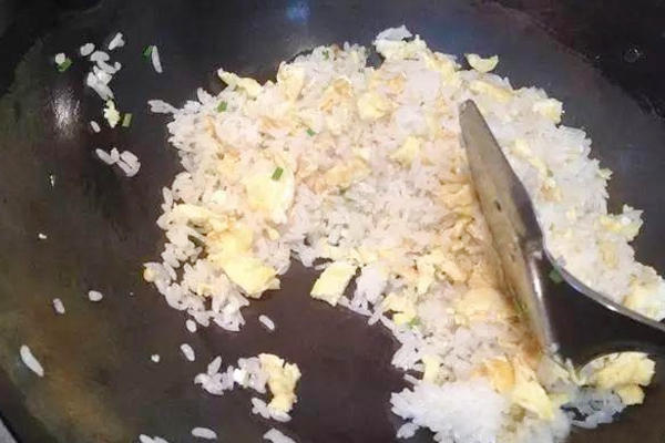 铁锅生锈用它擦一擦保证干净如新,熬粥铁锅生锈了怎么除锈最快