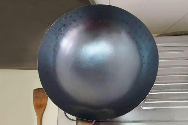 铁锅生锈用它擦一擦保证干净如新,熬粥铁锅生锈了怎么除锈最快