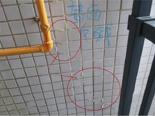 刚装修完墙面就返潮掉皮怎么回事,刚装修好墙面返潮是什么原因