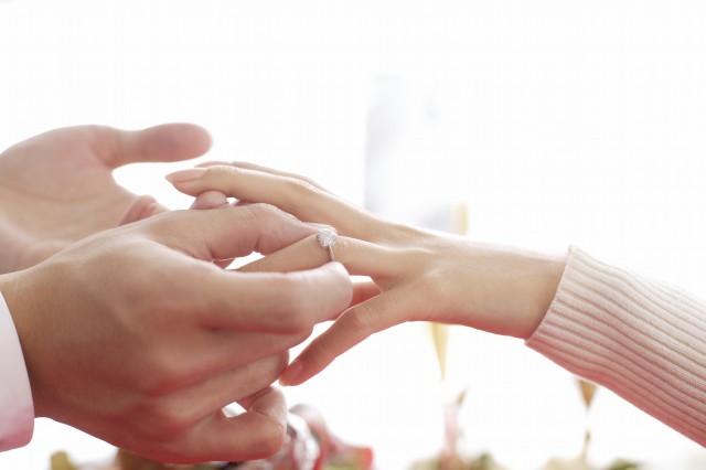 女人食指和中指都戴戒指表示什么,女生右手中指戴个戒指是什么意思