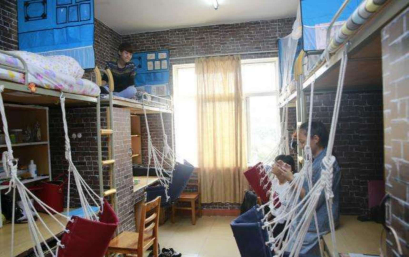 如何处理好大学寝室人际关系,大学宿舍尴尬的同学关系