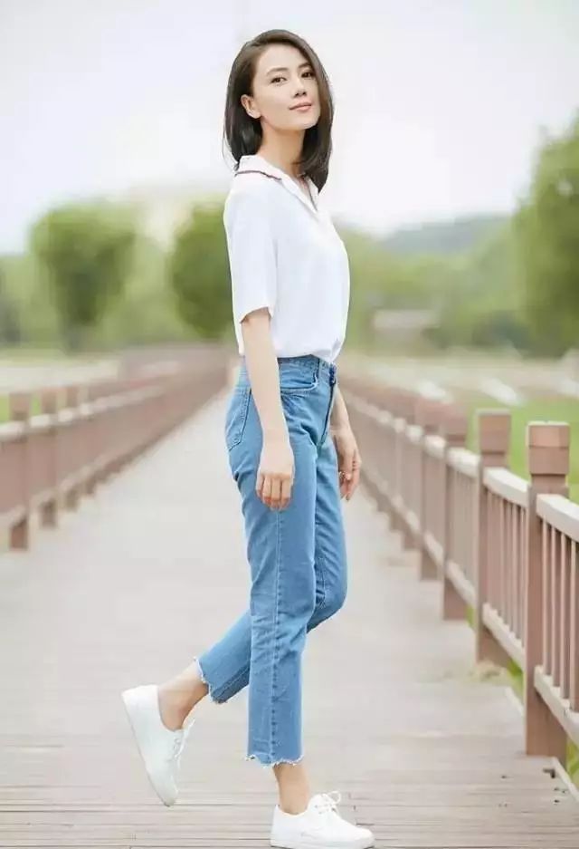 适度的露肤反而会有显瘦的效果,恰到好处的展现身材