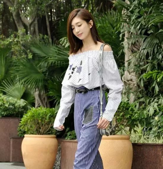 适度的露肤反而会有显瘦的效果,恰到好处的展现身材